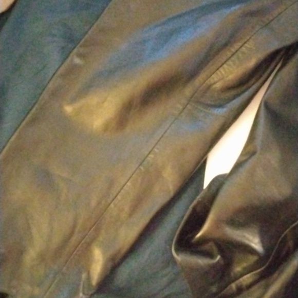 I am selling a Venezia Woman's 100% Leather Jacket 14/16 size - Picture 4 of 5